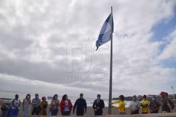 Izado de la bandera azul en Hoya del Pozo (foto TA/Francisco Javier Santana)